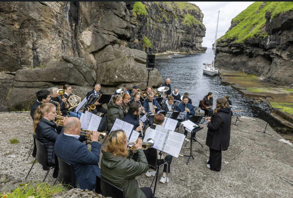 Útiguðstænastan 2025 í gjónni við Gjógv, var sunnudagin 3. august.